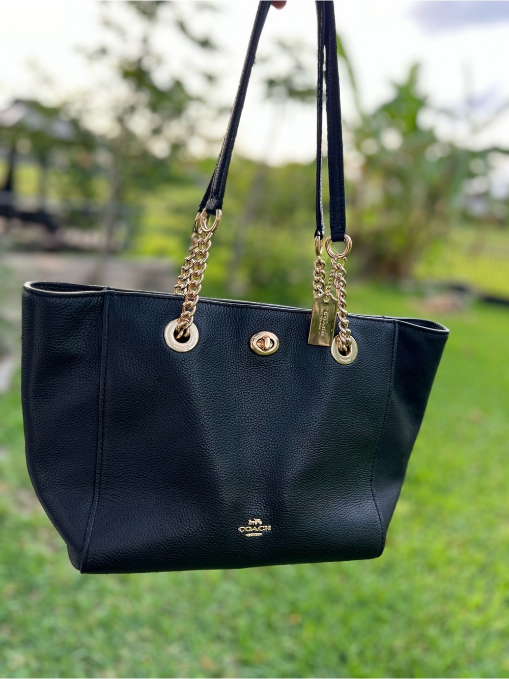 COACH Turn Lock Black Pebbled Leather Tote Gold Chain Straps Shoulder Bag EUC